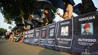 Para aktivis membentangkan spanduk tuntutan di depan Istana Merdeka, Jakarta, Kamis (20/6/2019).