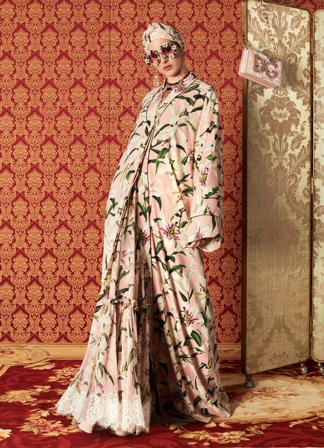 Abaya Dolce & Gabbana hadir dengan cuttingan lurus yang tidak menampilkan lekuk tubuh pemakai. Foto: Dok. Harpers Bazzar Arabia