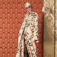 Abaya Dolce & Gabbana hadir dengan cuttingan lurus yang tidak menampilkan lekuk tubuh pemakai. Foto: Dok. Harpers Bazzar Arabia
