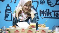 Di foto ini Lisya bilang, Mukaaa happy liatt makanan ☺️ maapin aku yg semakin ndut yaa sayang @tommykurniawann ku gamampu nahan kalo lihat makanan makanan ini 😂 weuehehehe. Lisya ternyata doyan makan nih! Foto: Instagram lisyanurrahmii