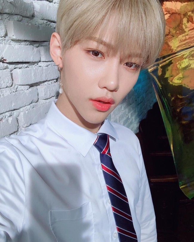 Lee Felix atau yang lebih dikenal dengan Felix tergabung dalam boy group Stray Kids sejak 2017. Felix adalah seorang rapper yang juga dikenal dengan visualnya yang menawan. Foto: Instagram @realstraykids