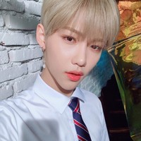 Lee Felix atau yang lebih dikenal dengan Felix tergabung dalam boy group Stray Kids sejak 2017. Felix adalah seorang rapper yang juga dikenal dengan visualnya yang menawan. Foto: Instagram @realstraykids