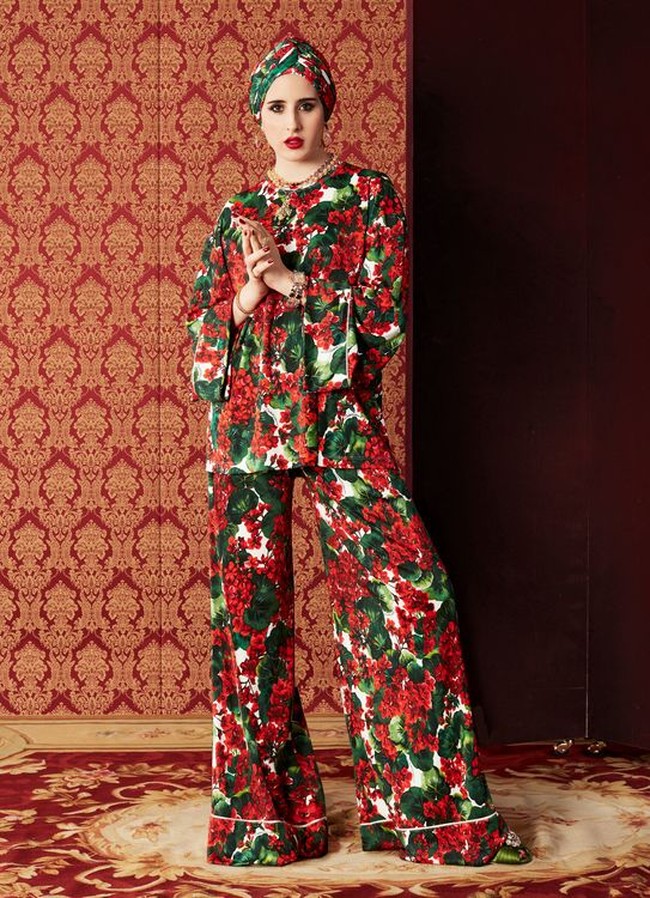 Koleksi ini tentu mengakodomasi pecinta Dolce & Gabbana yang berhijab. Foto: Dok. Harpers Bazzar Arabia