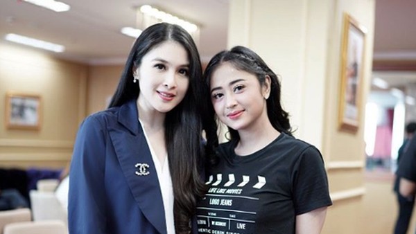 Foto Bareng, Ini Beda Komentar di IG Sandra Dewi dan Dewi Perssik