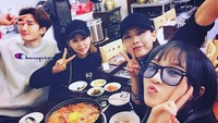 Bersama Zhoumi dan teman-teman lainnya, Jia santap hidangan khas Korea sambil asyik menghabiskan waktu bersama. Foto: Instagram @mjbaby0203