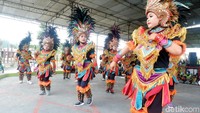 Di area panggung kesenian, kerap ditampilkan pertunjukan tari daerah yang dilakukan anak-anak setempat setiap akhir pekan. (Uje Hartono/detikcom)