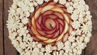 Perpaduan apel terlihat sangat cantik. Summer flowers jadi tema pie indah ini. Foto: Instagram@karinpfeiffboschek