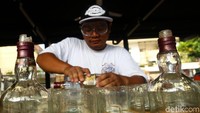 Bagian atas botol dijadikan sebagai gagang lampu. Sementara bagian bawah dimanfaatkan untuk tempat lilin.