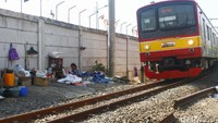 Darti mengaku telah tinggal di bantaran rel kereta api sejak era Soeharto.