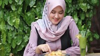 Mantan pramugari ini punya lebih dari 187.000 followers di Instagram. Ini posenya saat ngemil kurma muda. Foto: Instagram lisyanurrahmii