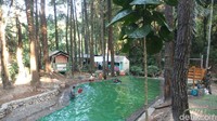 Kolam renang dibuka mulai pukul 08.00-17.00 WIB. (Aji Kusuma/detikcom)