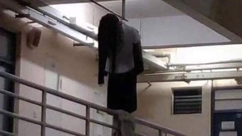 Gambar ini viral di internet, dikira ada yang bunuh diri ternyata hanya sebuah gantungan baju dan celana yang menyerupai tubuh manusia. (Foto: Boredpanda)