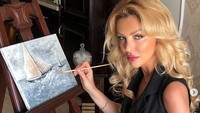 Salah satunya adalah palet dengan bekas cat yang sama meskipun lukisannya berbeda. Dok. Instagram/cristinaszeifert