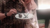 Lisya bilang kalau ini foto Tommy dan kue favoritnya. Nampak ada kue cokelat yang hendak dimakan pesinetron itu. Foto: Instagram lisyanurrahmii