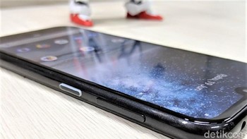 Tombol pengaturan volume berada di sisi kanan bodi. Selain itu ada tombol power yang akan menyala jika masuk notifikasi. Foto: Adi Fida Rahman/detikINET