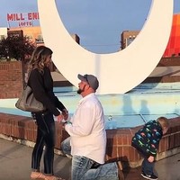 Momennya sudah romantis di tempat yang bagus. Lalu tiba-tiba ada anak kecil yang membuka celana di samping mereka. Foto: ist