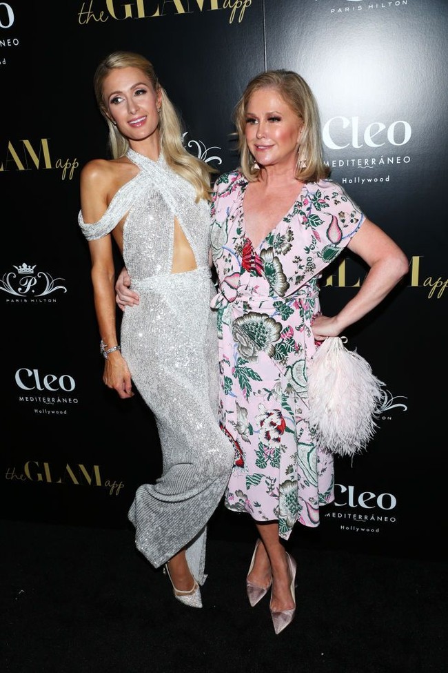 Ibunda Paris, Kathy Hilton juga muncul untuk menemani sang putri. Kathy yang kini berusia 60 tahun mencuri perhatian dengan gaun berbelahan dada rendah penuh motif floral. (Foto: Phillip Faraone/Getty Images)