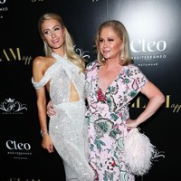 Ibunda Paris, Kathy Hilton juga muncul untuk menemani sang putri. Kathy yang kini berusia 60 tahun mencuri perhatian dengan gaun berbelahan dada rendah penuh motif floral. (Foto: Phillip Faraone/Getty Images)