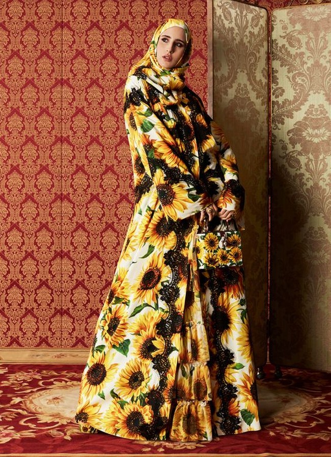 Bagi pecinta motif sunflower, abaya ini wajib ada di wishlist kamu! Foto: Dok. Harpers Bazzar Arabia