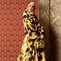 Bagi pecinta motif sunflower, abaya ini wajib ada di wishlist kamu! Foto: Dok. Harpers Bazzar Arabia