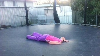 Auto kaget melihat orang seperti ini, pasti disangka mayat tanpa kepala. (Foto: Boredpanda)