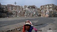 Penghentian kebijakan impor sampah yang dilakukan China membuat negara-negara tersebut beralih tujuan ke negara-negara lain, salah satunya adalah Indonesia.