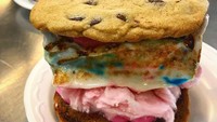 Salah satu menu andalannya ada cookies yang disajikan dengan marshmallow panggang atau smores. Menu ini dikenal dengan sebutan sandwich smores. Foto: instagram @toasted.mallow