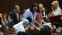 Lima orang saksi itu adalah Rahmadsyah, Fahrida Arianti, Tri susanti, Dimas Namura, dan Risda Mardarina. 