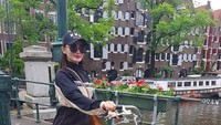 Selain Paris, Eneng sepertinya juga berkunjung ke Belanda. Terlihat dari ciri khas bersepda dan kanal dibelakangnya. (zaskia_gotix/Instagram)