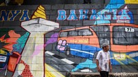 Mural bertema kota Jakarta itu dibuat oleh komunitas mural. Beragam ikon kota Jakarta, mulai dari Monas hingga metro mini turut menghiasi mural tersebut.