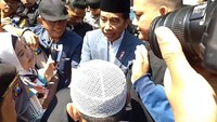 Warga ramai-ramai menghampiri presiden Jokowi Widodo (Jokowi) saat dirinya hadir di resepsi pernikahan putri Rais Aam PBNU Kiai Miftachul Achyar, Muktafiyah Bikanafillah dan Muhammad Ismail Al-Ascholy di Surabaya, Kamis (20/6/2019).