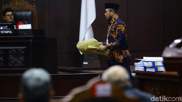 KPU Bawa Amplop Coklat di Sidang Sengketa Pilpres / 