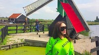 Dan juga dari foto ini, Eneng membagikan fotonya dengan latar kincir angin, yang identik dengan Belanda. (zaskia_gotix/Instagram)