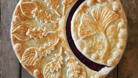 Banyak terinspirasi dari alam. Karin pun menemukan pie berbentuk The Ginkgo biloba pie baked. Tertarik mencoba?  Foto: Instagram@karinpfeiffboschek