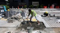 Pengerjaan proyek revitalisasi trotoar tersebut dikerjakan sejak pagi hari.