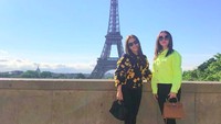 Tak sendiri, dia juga membagikan kebersamaannya bersama Ayu Ting Ting saat di Menara Eiffel. (zaskia_gotix/Instagram)