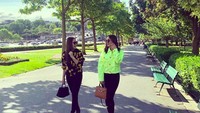 Gayanya berfoto dengan Zaskia Gotik. Cantikan mana hayo? (ayutingting92/Instagram)