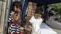 Susu UHT turut dijual dengan harga terjangkau di pasar murah ini.