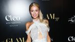 Kenakan Gaun Silver, Paris Hilton Pamer Tubuh Seksi