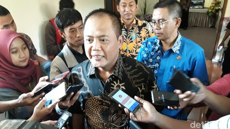 Wow! Bupati Karanganyar Dapat Mobil Dinas Baru Harganya Nyaris Rp 2 M Wow! Bupati Karanganyar Dapat Mobil Dinas Baru Harganya Nyaris Rp 2 M
