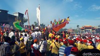 Tongkang dibawa ke lokasi pembakaran tongkang. Tradisi membakar tongkang ini mengenang tekad leluhur untuk merantau tanpa pulang kembali (Chaidir/detikcom)