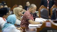 Sementara saksi Dimas Namura berbicara soal kejanggalan terkait daftar hadir pemilih (C7). Dimas menyebut C7 di 3 TPS, Bluru Kidul, Sidoarjo, Jawa Timur, tidak ditandatangani pemilih. 