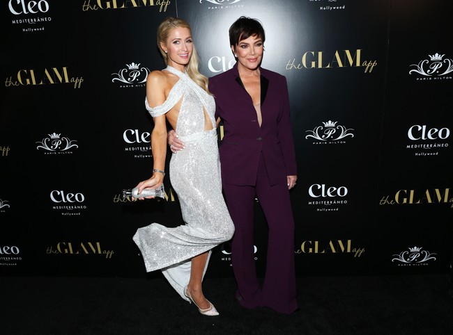 Paris Hilton kedatangan tamu spesial, Kris Jenner. Kris hadir untuk mendukung Paris yang merupakan sahabat dari putrinya, Kim Kardashian. (Foto: Phillip Faraone/Getty Images)
