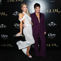 Paris Hilton kedatangan tamu spesial, Kris Jenner. Kris hadir untuk mendukung Paris yang merupakan sahabat dari putrinya, Kim Kardashian. (Foto: Phillip Faraone/Getty Images)