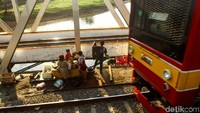 Kemiskinan jadi salah satu faktor sebagian orang memilih untuk tinggal di kawasan kumuh atau nekat tinggal di bantaran kereta api.