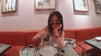 Makan di salah satu restoran konsep modern, Jia pilih segelas minuman bersoda yang dingin dan menyegarkan. Foto: Instagram @mjbaby0203