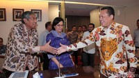 Sri Mulyani menghadiri rapat dengan didampingi Wakil Menteri Keuangan Mardiasmo.