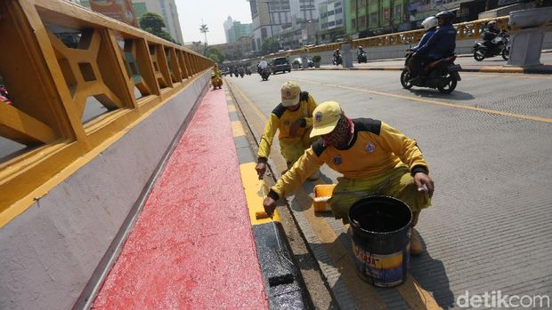 Sejumlah petugas Bina Marga mengecat marka jalan di kawasan Underpass Tanah Abang. Hal itu dilakukan untuk menyambut HUT Jakarta ke-492.