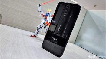 Bodi belakang terbuat dari kaca. Di sana tersemat dual kamera berukuran 13 MP dan 2 MP. Serta terdapat sensor sidik jari. Foto: Adi Fida Rahman/detikINET