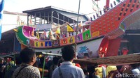 Tradisi yang sudah berjalan 135 tahun ini mampu menyedot 50 ribu wisatawan. Mereka berbaris dari depan kelenteng hingga memanjang seratusan meter. (Chaidir/detikcom)